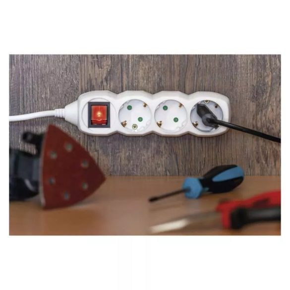 Hosszabbító 1,5 m / 4 aljzat / kapcsolós / fehér / PVC / 1,5 mm2 P1421R