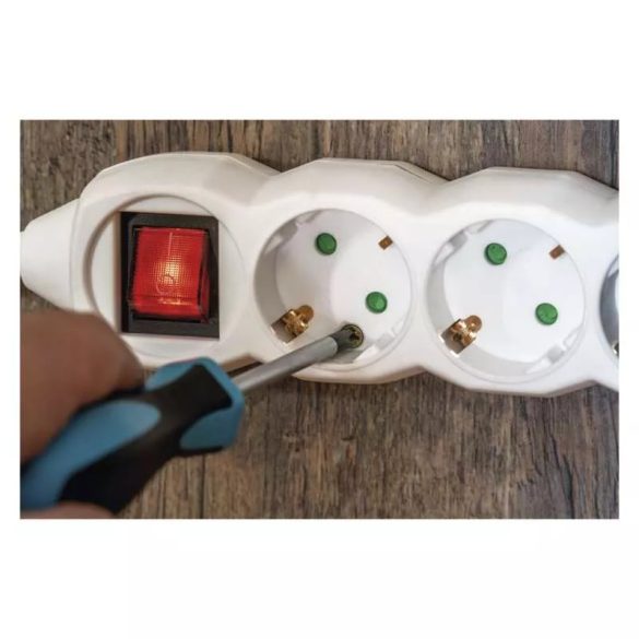 Hosszabbító 1,5 m / 4 aljzat / kapcsolós / fehér / PVC / 1,5 mm2 P1421R