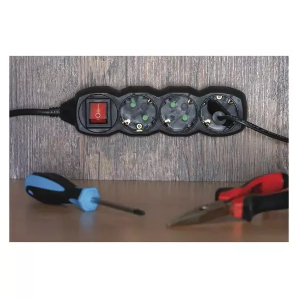 Hosszabbító 1,5 m / 4 aljzat / kapcsolós / fekete / PVC / 1,5 mm2 PC1421R