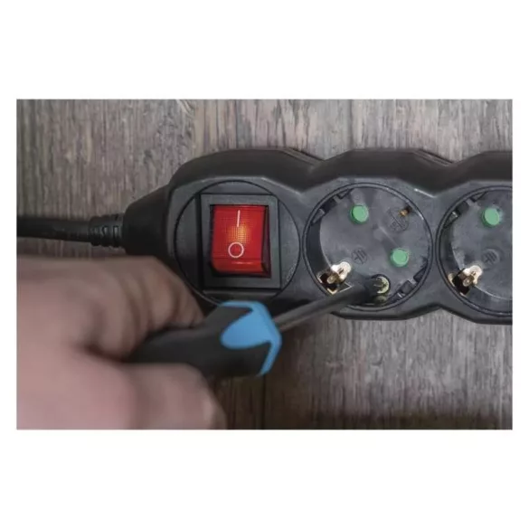 Hosszabbító 1,5 m / 4 aljzat / kapcsolós / fekete / PVC / 1,5 mm2 PC1421R